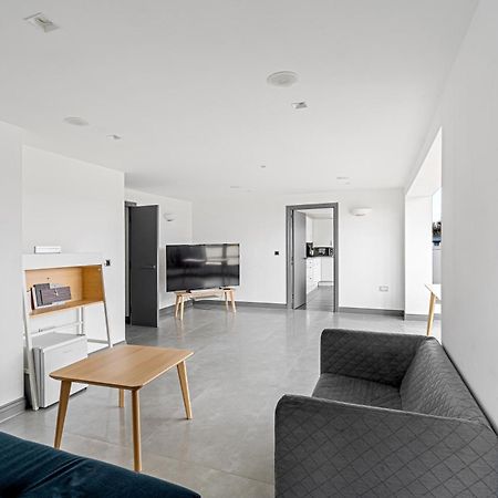 Long Letting - Luxurious 3 Bedroom Penthouse In City Centre - Parking Included! Τσέλμσφορντ Εξωτερικό φωτογραφία