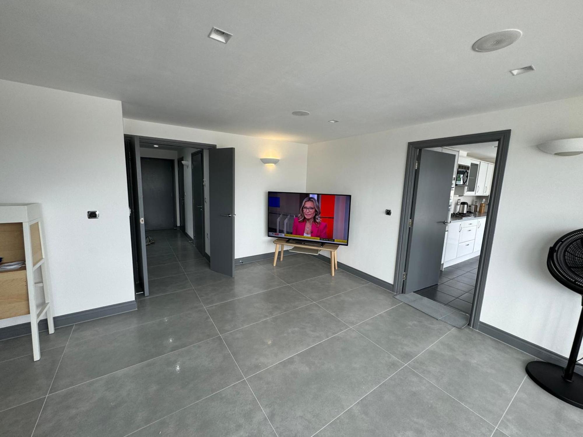 Long Letting - Luxurious 3 Bedroom Penthouse In City Centre - Parking Included! Τσέλμσφορντ Εξωτερικό φωτογραφία
