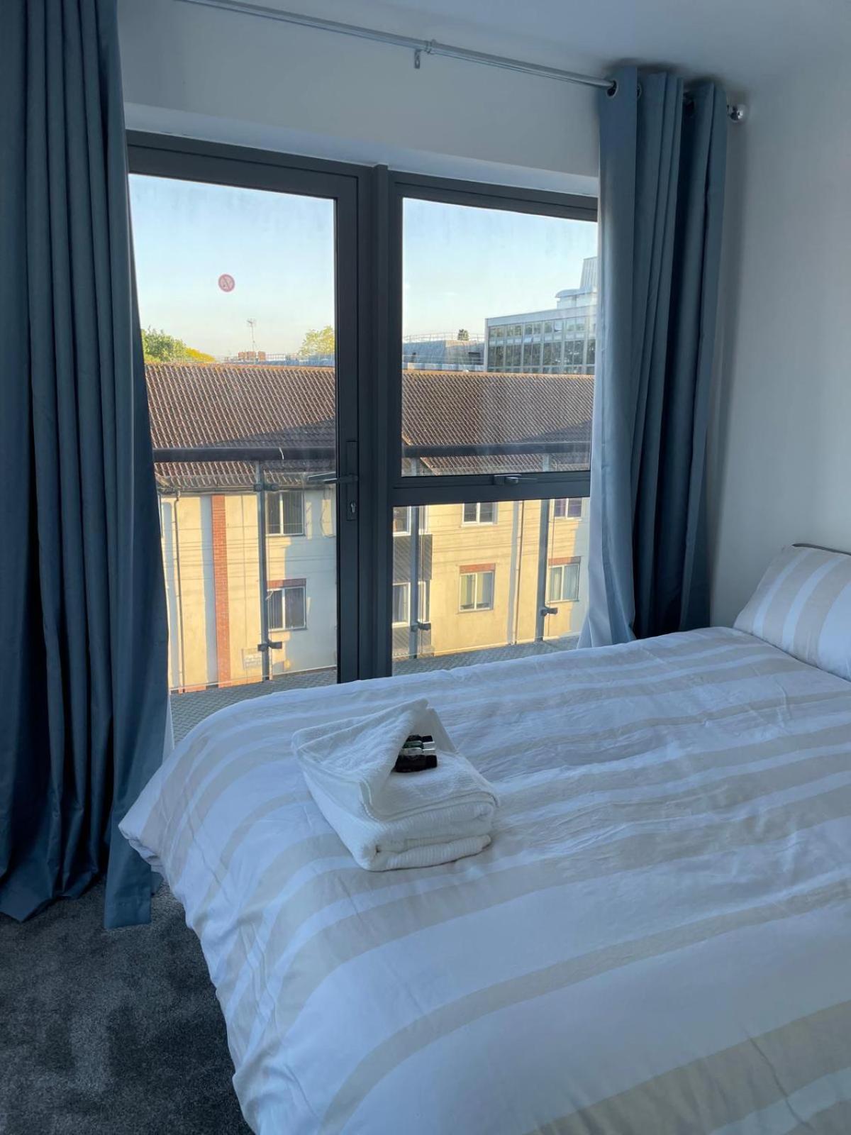 Long Letting - Luxurious 3 Bedroom Penthouse In City Centre - Parking Included! Τσέλμσφορντ Εξωτερικό φωτογραφία